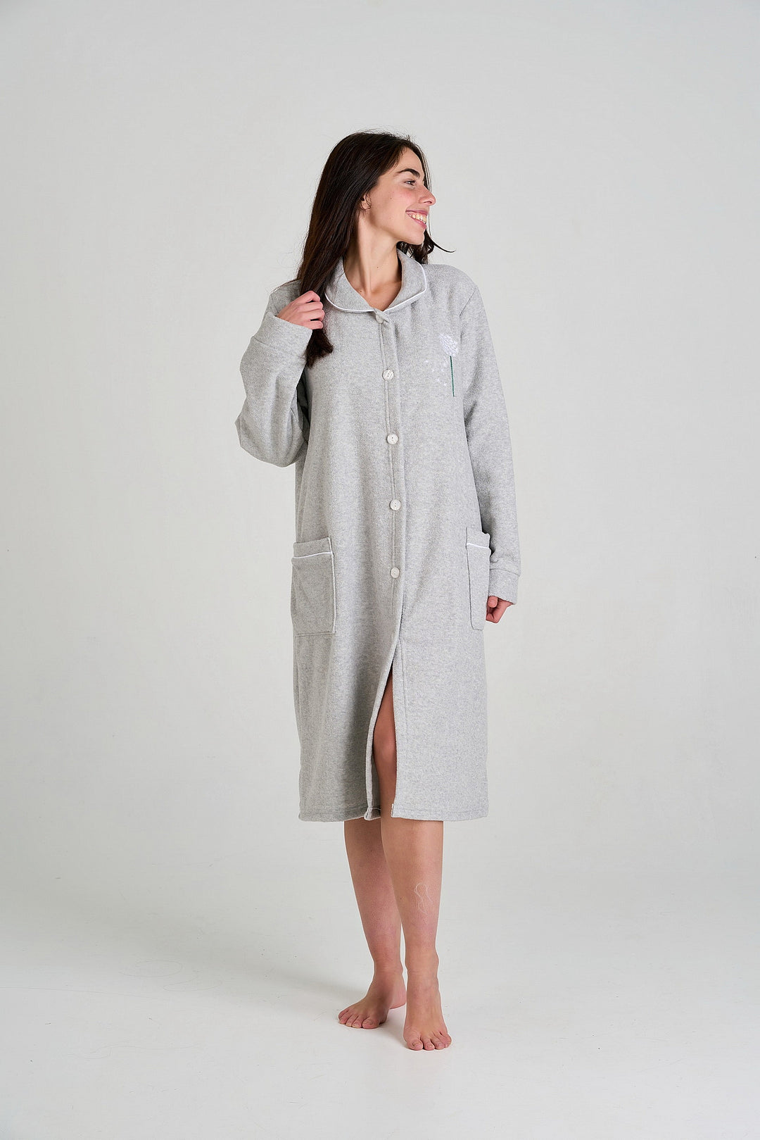 BATA DE CASA CON BORDADO DE DIENTE DE LEÓN Gris