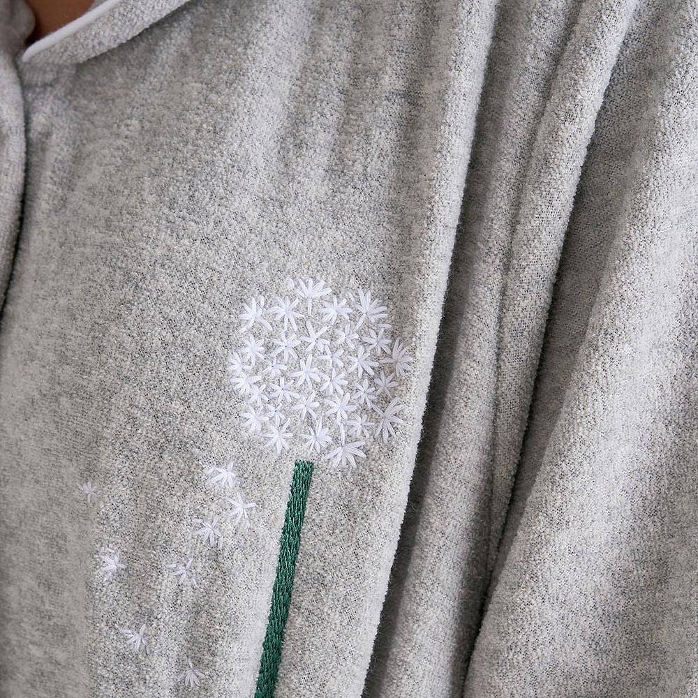 BATA DE CASA CON BORDADO DE DIENTE DE LEÓN